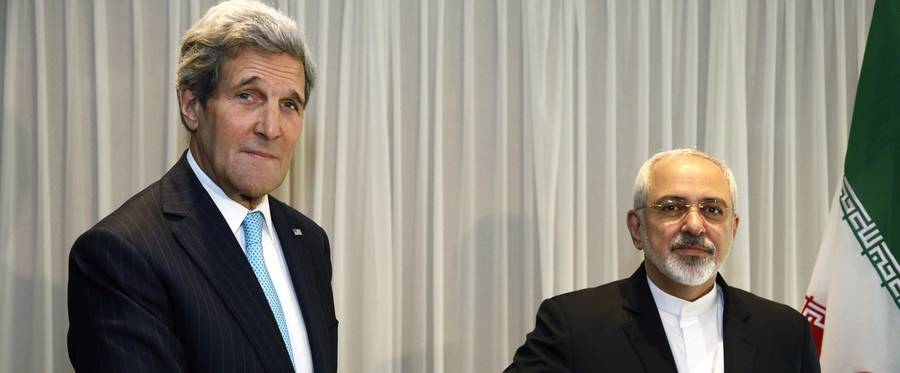 Iranian Foreign Minister Mohammad Javad Zarif with U.S. State Secretary John Kerry in Geneva on January 14, 2015.