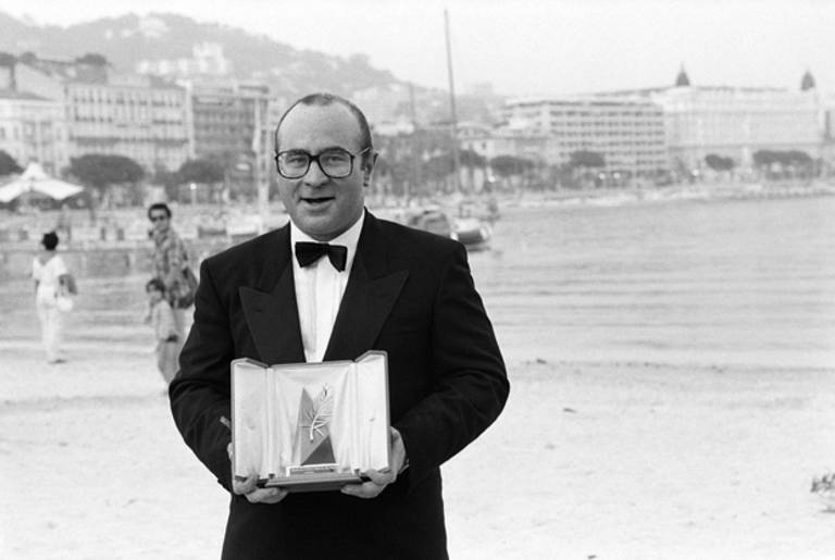 British actor Bob Hoskins poses with his best actor award for his role in 'Mona Lisa' at the 1986 Cannes Film Festival. (STF/AFP/Getty Images)