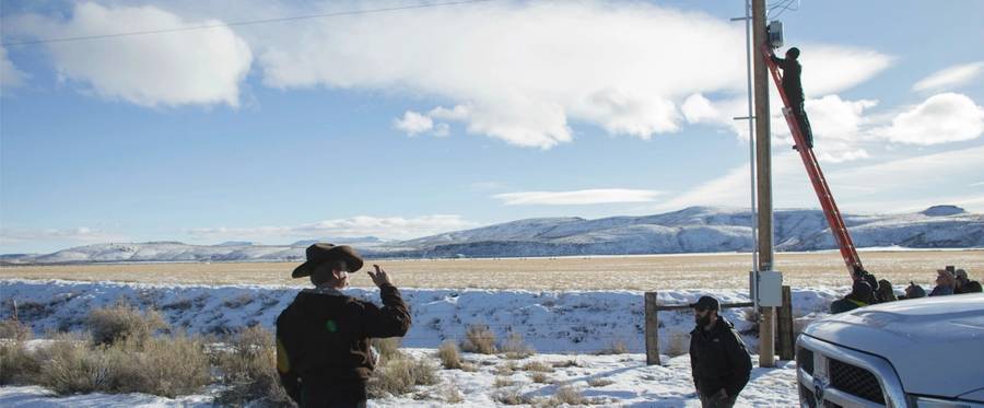 Ryan Bundy observes as a member of his group disables a power pole with a remote camera attached to, belonging to the FBI, near the occupied Malheur National Wildlife Refuge Headquarters in Burns, Oregon, January 15, 2016. 