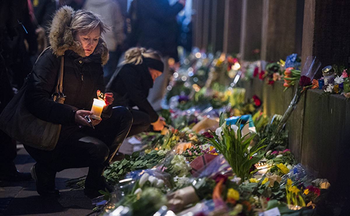Flowers and candles honor the shooting victims outside the main Synagogue in Copenhagen, Denmark on February 15, 2015. (ODD ANDERSEN/AFP/Getty Images)