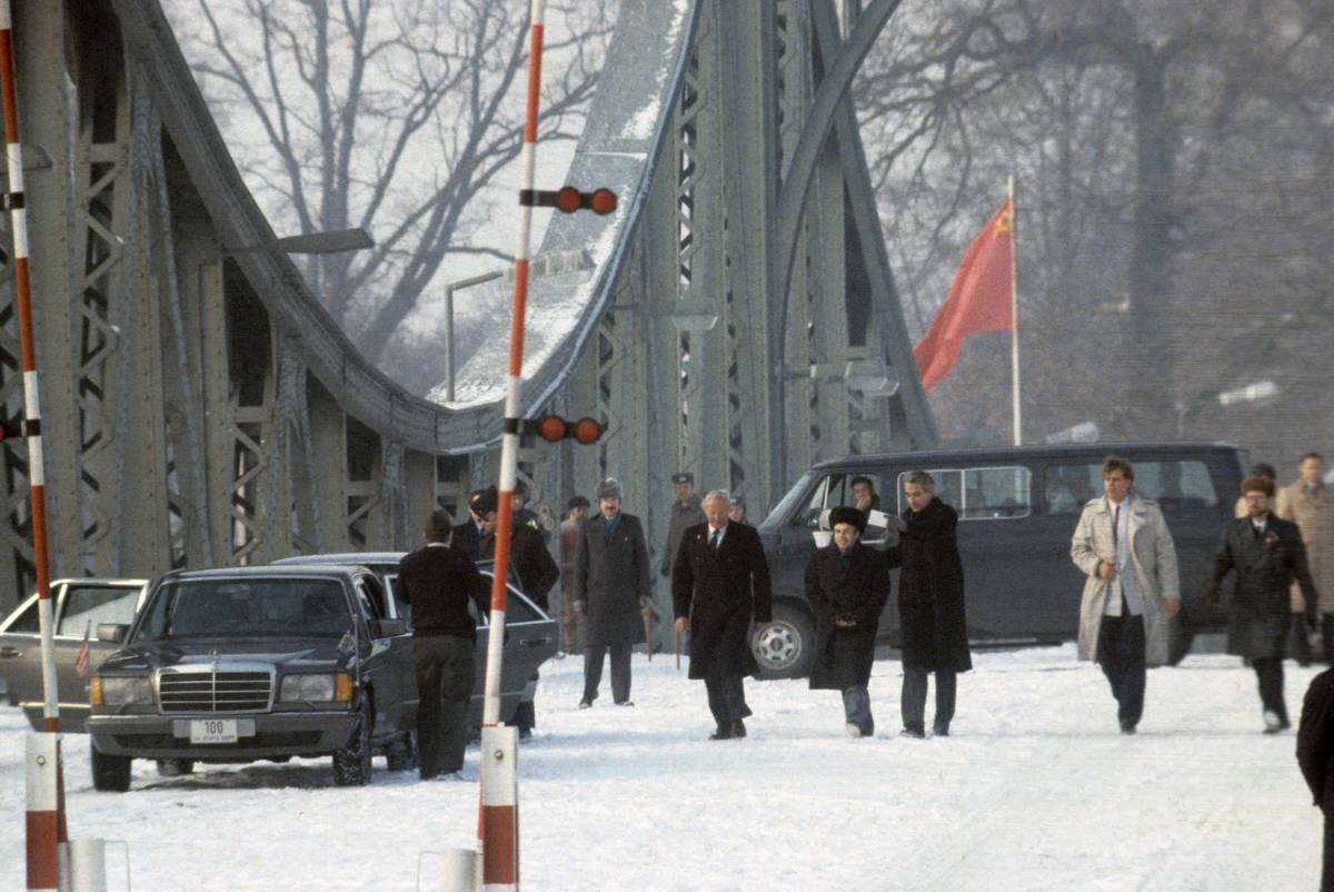 Sharansky, portant un chapeau de fourrure, est escorté par l'ambassadeur américain Richard Burt après avoir été libéré pour traverser la frontière entre l'Allemagne de l'Est et Berlin-Ouest sur le pont Glienicke, le soi-disant pont des espions, lors d'un échange de prisonniers le 11 février 1986
