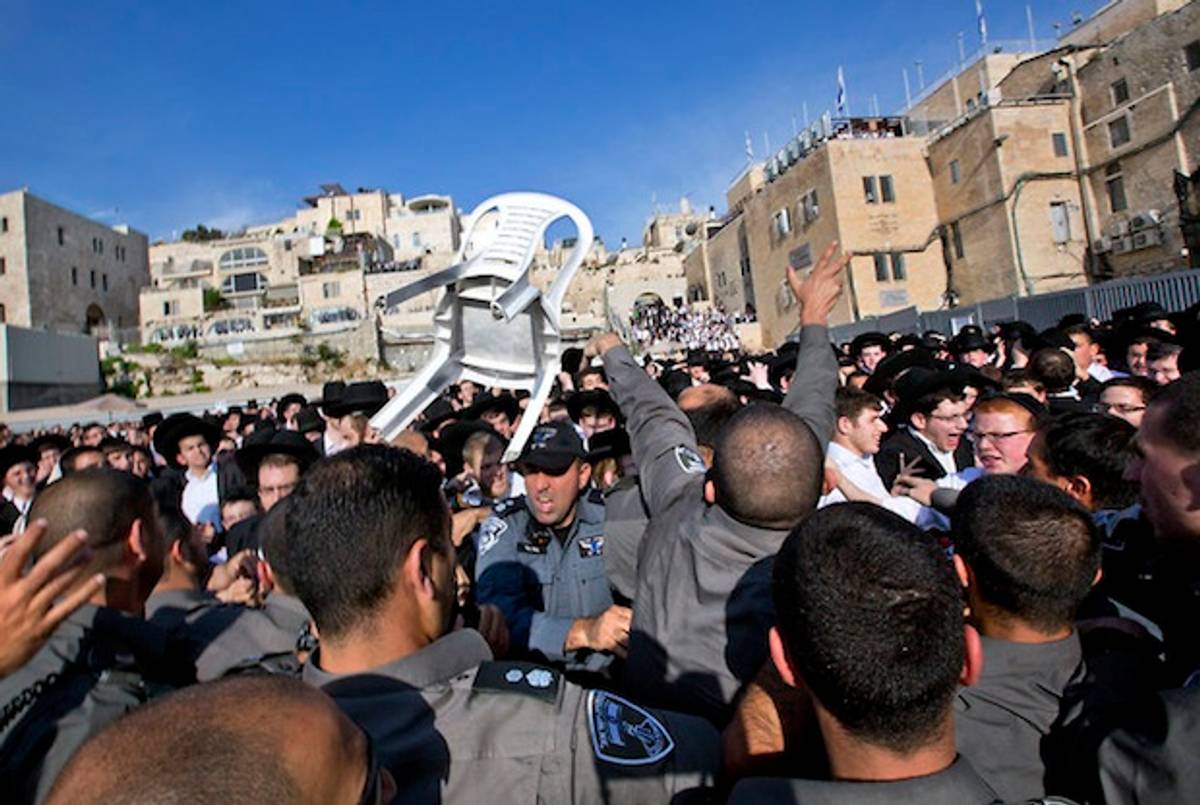 Protesters Try to Mob the Women of the Wall Service(AFP)