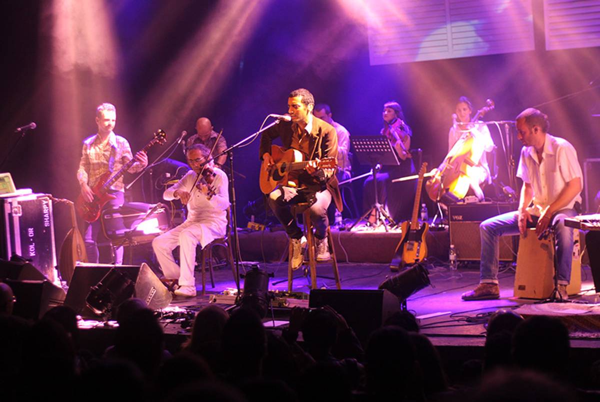 Dudu Tassa performing songs from his album Dudu Tassa and the Kuwaitis in Tel Aviv.(Daniel Estrin)