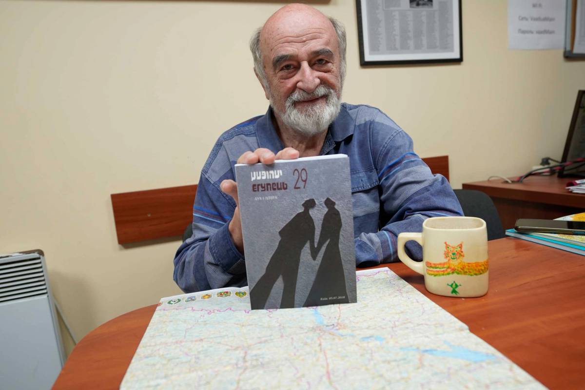 Leonid Finberg, with a volume of ‘Yehupitz,’ the annual publication put out by the Center Judaica