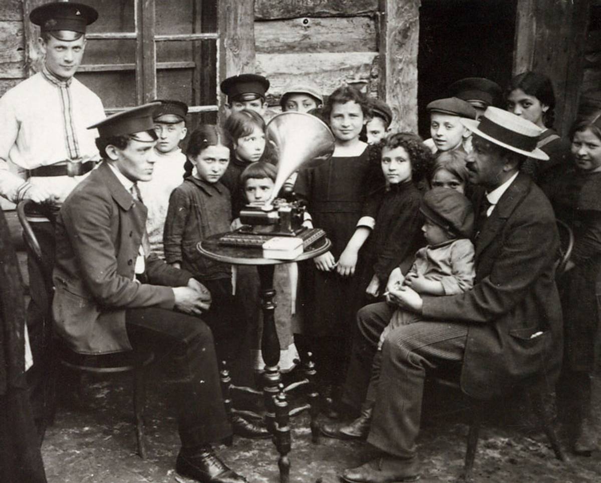 Recording folk songs on the An-sky expedition, 1912