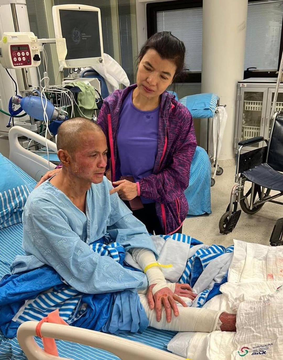 Wanchai Monsana (with Chotika Fuchs) recovers at the burn unit at Sheba Medical Center, Ramat Gan