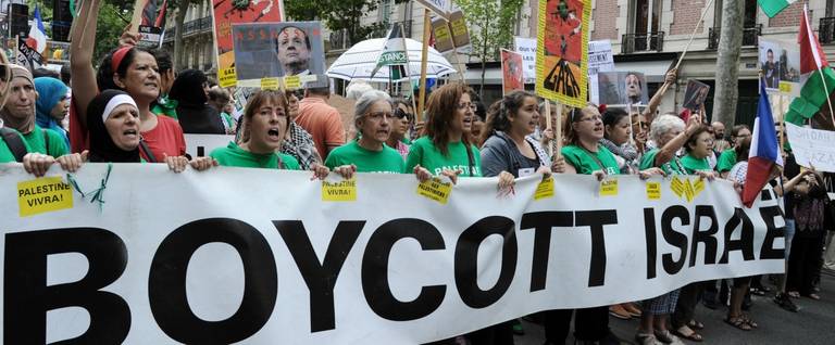 Protesters hold a banner during a pro-Palestinian demonstration in Paris, France, August 2, 2014. 