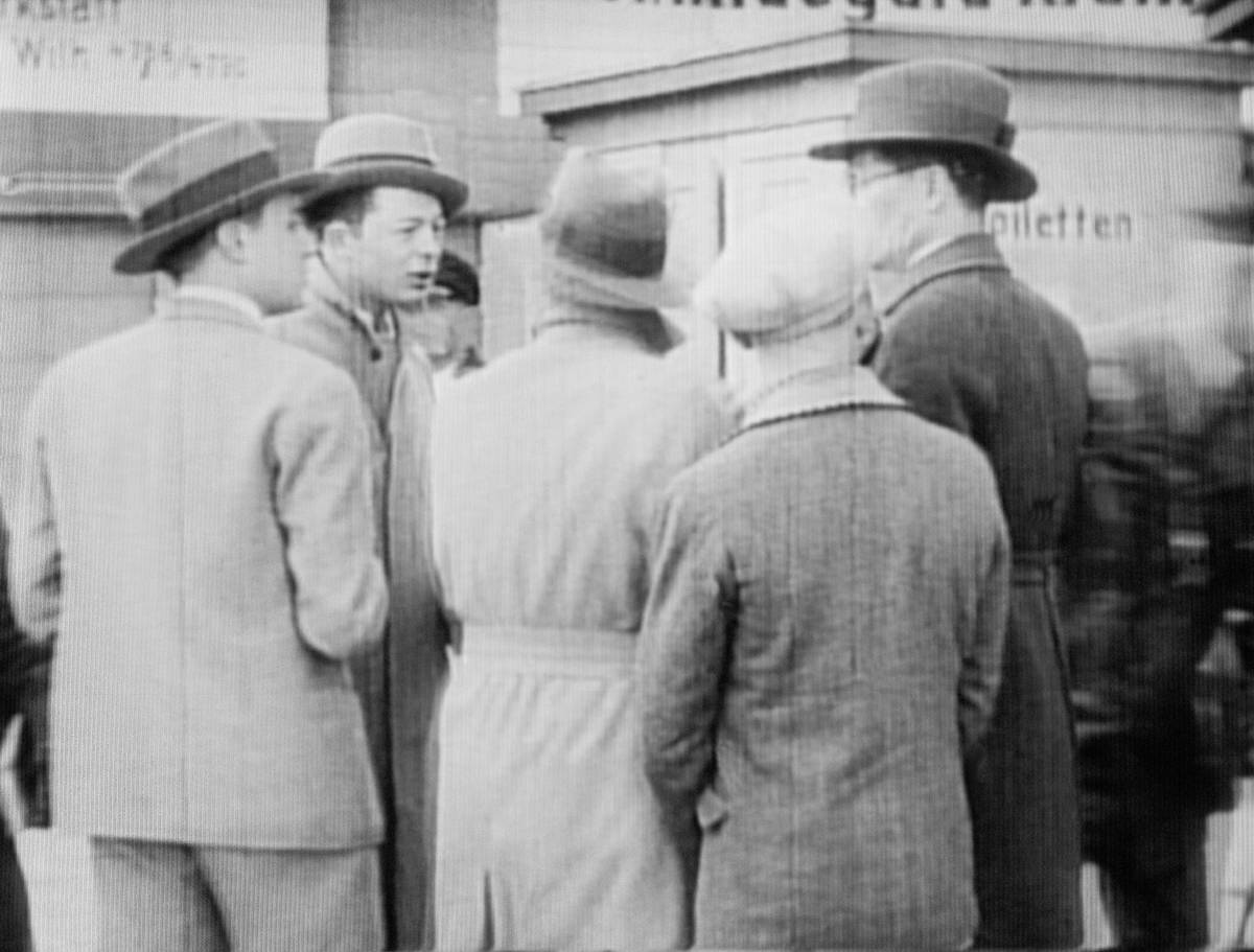 Billie Wilder appears in a cameo, second from left, in ‘Der Teufelsreporter’