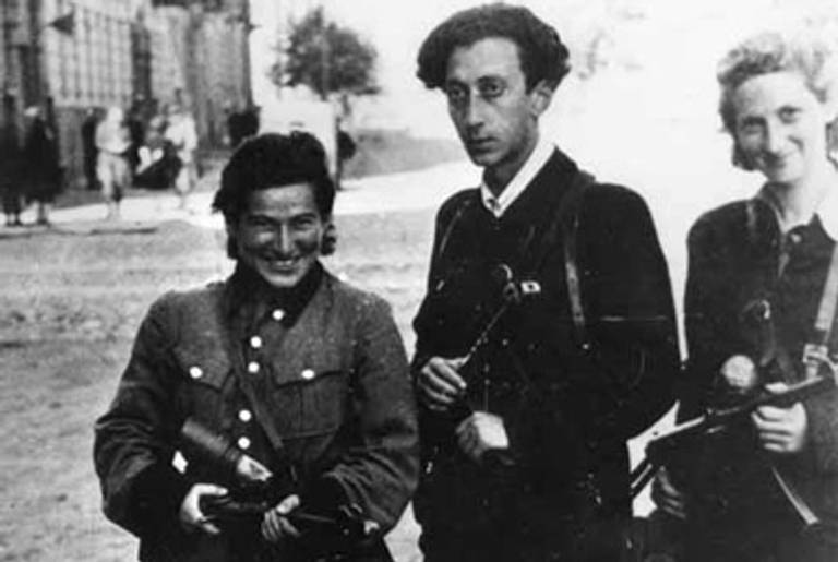 Abba Kovner (center) with Rozka Korczak-Marla (left) and Vitka Kempner-Kovner after the liberation of the Vilna ghetto(Yad Vashem)