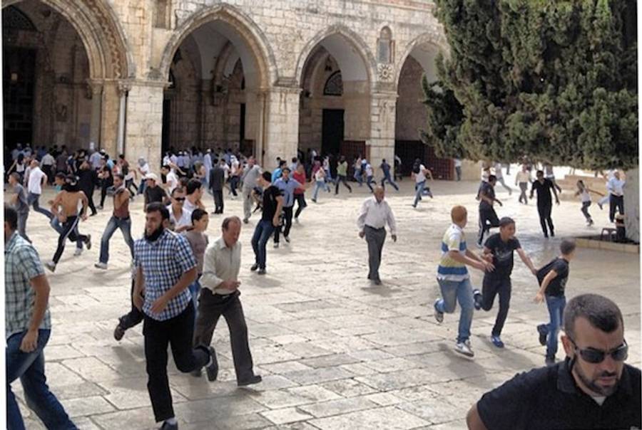 Palestinians on the Temple Mount Disperse As Israeli Police Break Up a Violent Mob(Instagram)