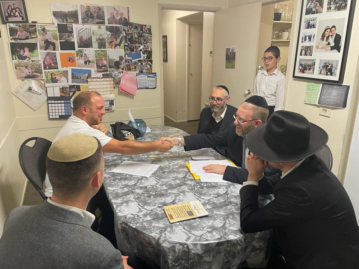 Rabbi Arieh Berlin selling chametz to Andre Bonnici