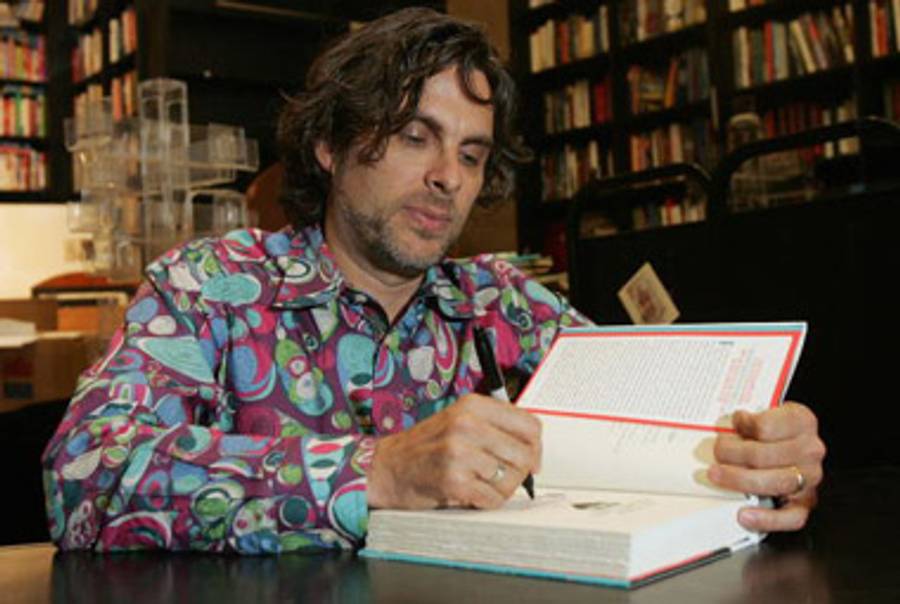 Chabon signing The Yiddish Policemen’s Union in West Hollywood, California, 2007.(Mark Mainz/Getty Images)
