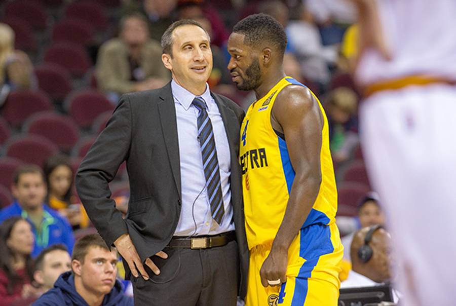 Cleveland Cavaliers head coach David Blatt with Jeremy Pargo of Maccabi Tel Aviv on October 5, 2014 in Cleveland, Ohio. (Jason Miller/Getty Images)