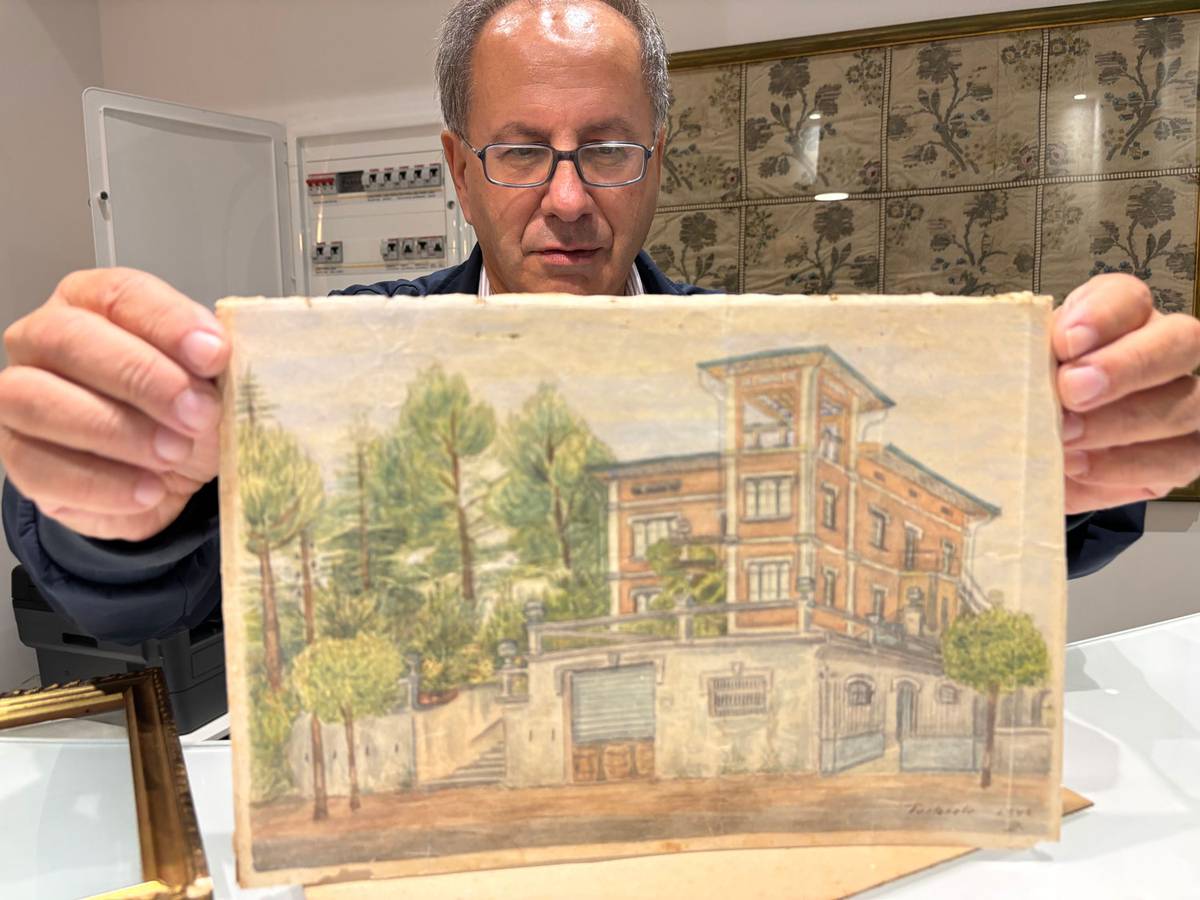 Gianni Zanoni holds the painting of Villa Zanoni, made by a mystery internee of Villa Tonelli