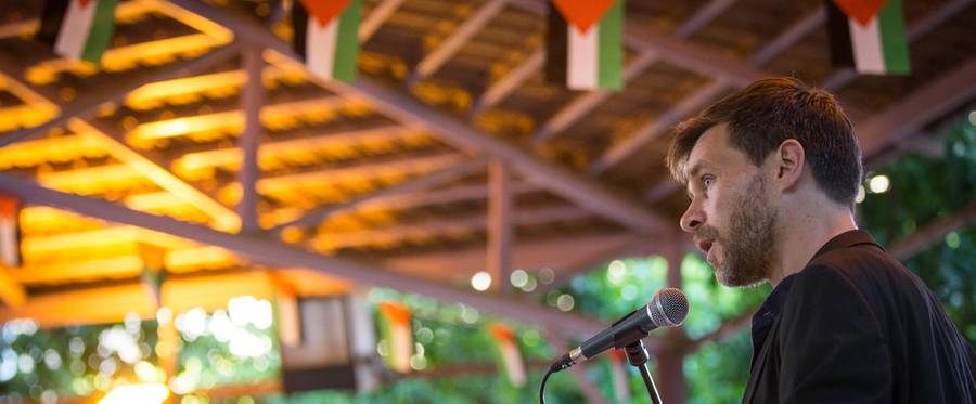 Festival participant Ben Ehrenreich reads at a public event in the Municipal Library Gardens on May 25, 2016 in Nablus, Palestine. (Rob Stothard for The Palestine Festival of Literature. 