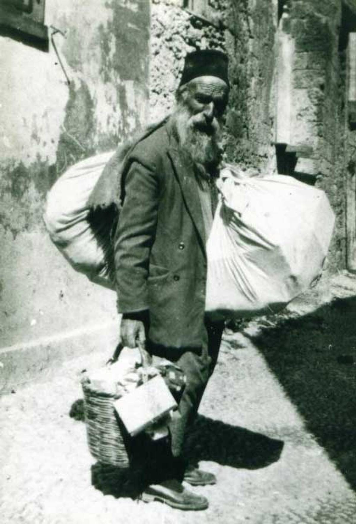 Mussani Capeluto peddling in Rhodes, circa 1920s