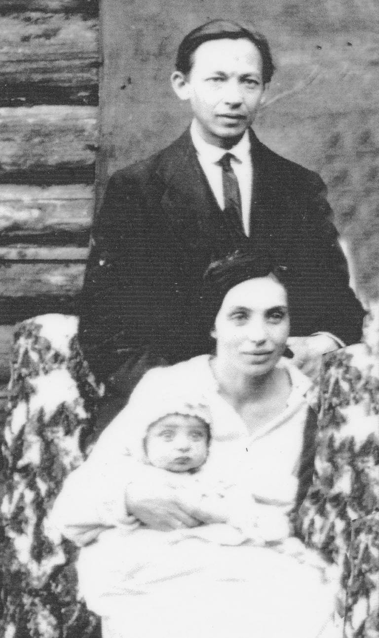 Zelig and Rivele Kalmanovitch with their infant son, Sholem, in Soviet Minsk, 1920