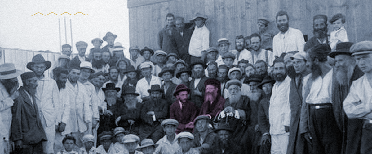 At center, the Yabloner Rebbe with Rabbi Avraham Yitzchak Kook, Palestine, 1925. To the right of Rabbi Kook is the Sephardic Chief Rabbi of British Mandate Palestine, Rabbi Yaakov Meir.