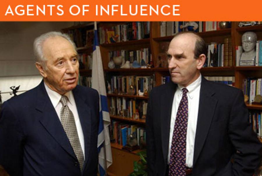 Shimon Peres and Elliott Abrams meeting in Tel Aviv in 2004.(Tal Cohen/AFP/Getty Images)