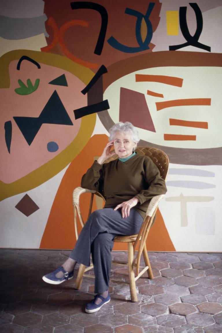 Shirley Jaffe, pictured here in her Paris home and studio in 1995, said that she was not interested in beauty but in visual pleasure