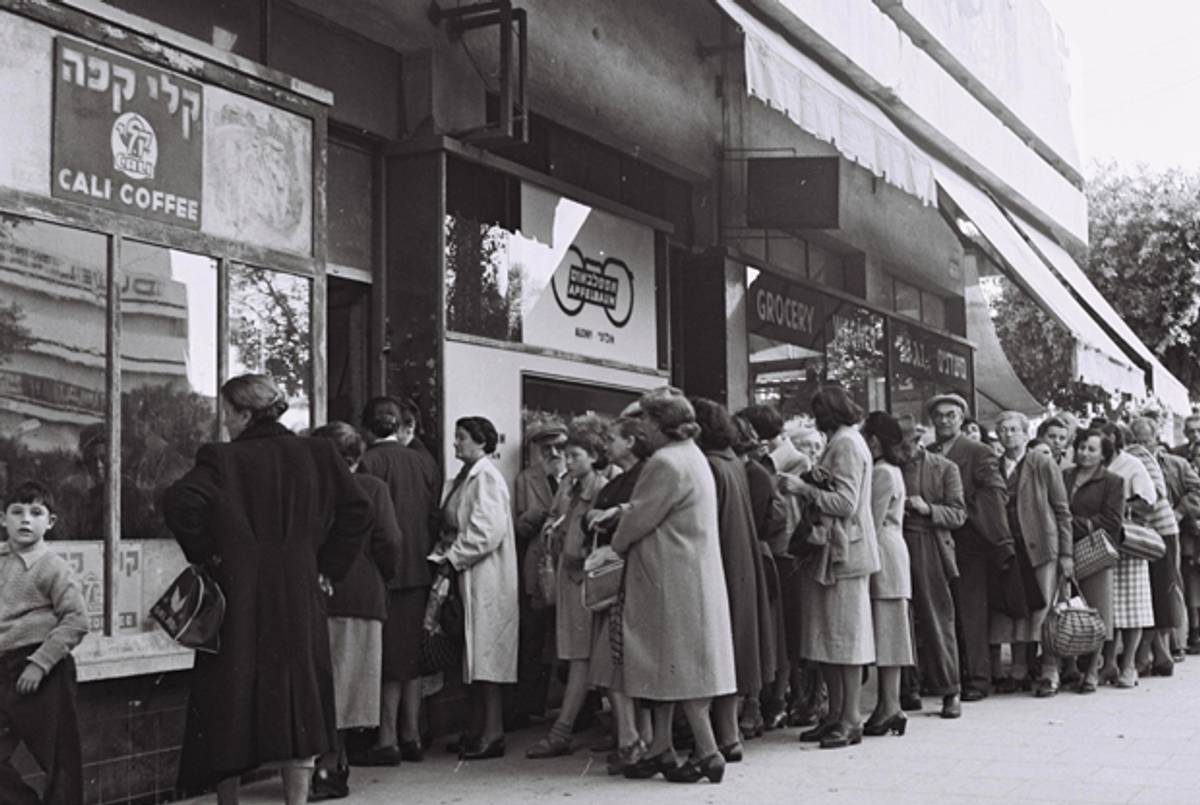 Tel Aviv residents standing in line for buying food rations, 1954.(Wikimedia Commons)