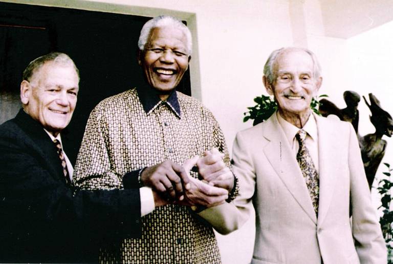 Nat Bregman, Nelson Mandela, and Lazer Sidelsky at a reunion in 1998.(Courtesy of South African Jewish Board of Deputies)