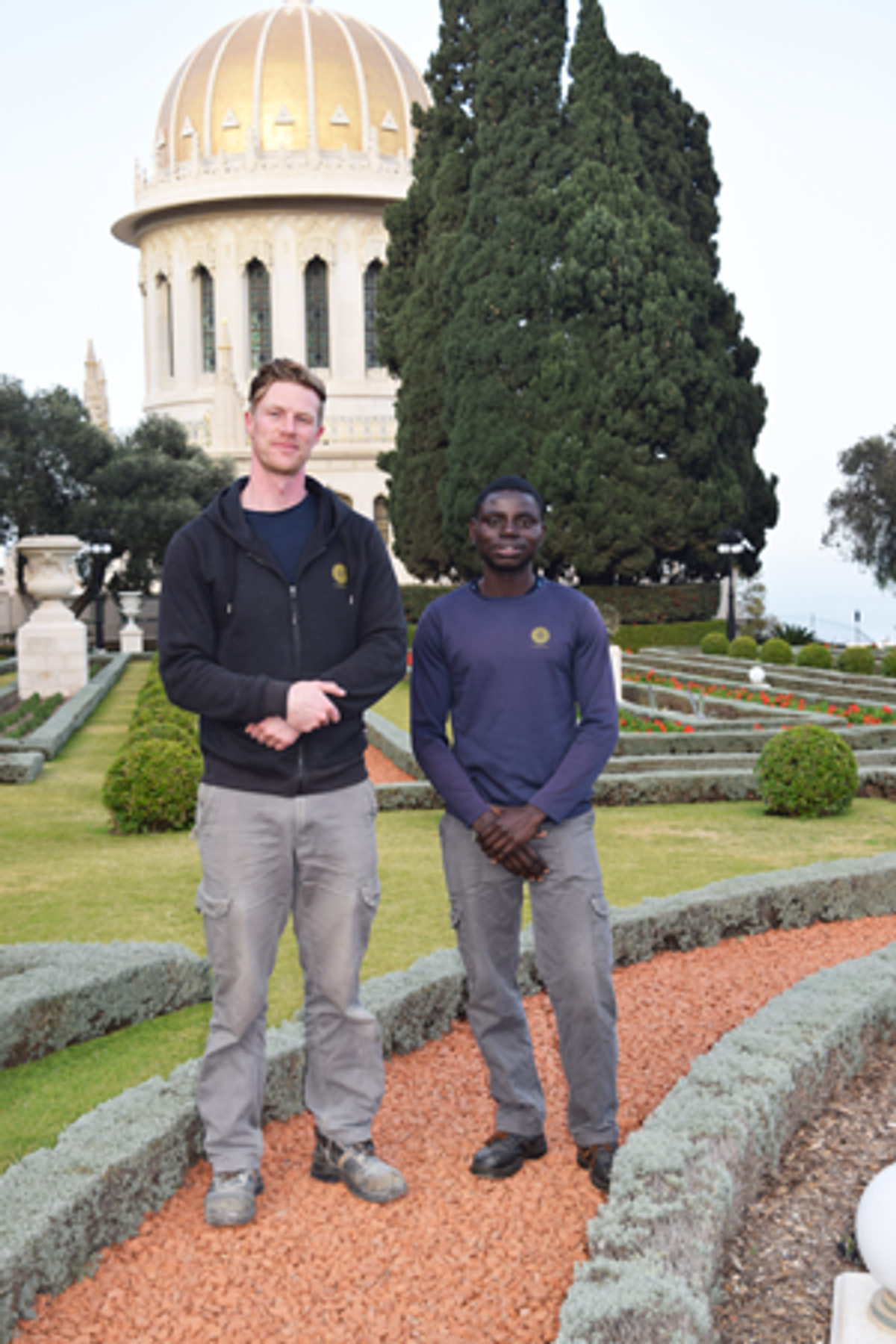 Intalik Milne, from Greenland, and Sydney Kopokosu, from Zambia, volunteer in the gardens. (Photo: Sara Toth Stub)