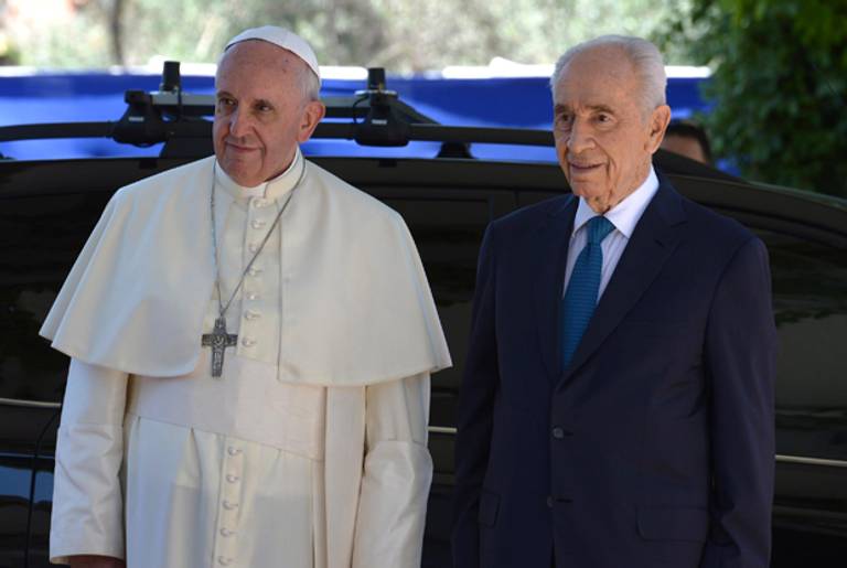 Israeli President Shimon Peres welcomes Pope Francis at the President's Residence, on May 26, 2014 in Jerusalem, Israel. (Mark Neyman/GPO via Getty Images)