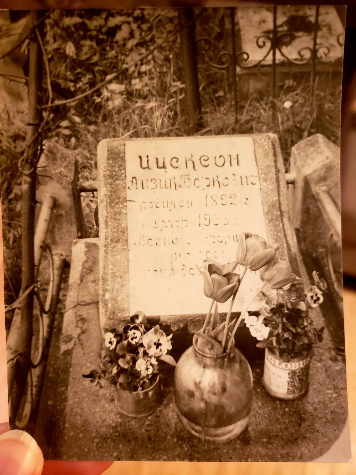 The photo of Itsik's grave