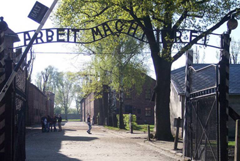 The entrance to Auschwitz.(Wikimedia Commons)