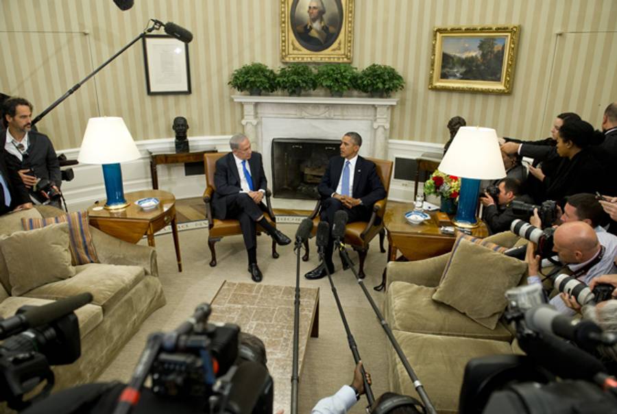US President Barack Obama (R) and Israeli Prime Minister Benjamin Netanyahu hold a meeting in the Oval Office of the White House in Washington, DC, September 30, 2013. (SAUL LOEB/AFP/Getty Images)