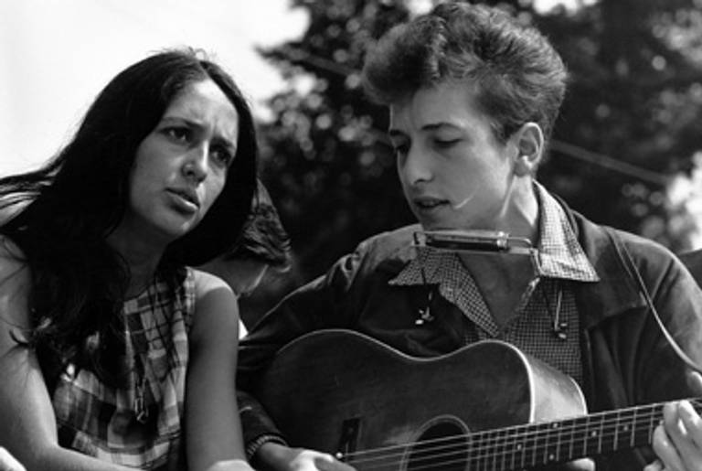 Joan Baez and Bob Dylan at the 1963 March on Washington for Jobs and Freedom(U.S. Information Agency, via Wikimedia Commons)