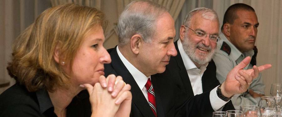 Yaakov Amidror (second from right) with, from left, Tzipi Livni, Benjamin Netanyahu, and Military Secretary Major-General Eyal Zamir, at a meeting with U.S. Secretary of State John Kerry (not pictured) in Jerusalem on June 29, 2013.