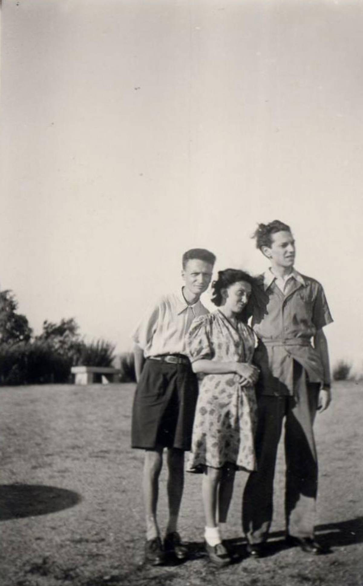 An anonymous photograph of Emanuele Artom (left), Vanda Maestro, and Giorgio Segre, shown on the Colle della Maddalena in the spring of 1940 or 1941. (Courtesy Centro di Documentazione Ebraica Contemporanea Digital Library)