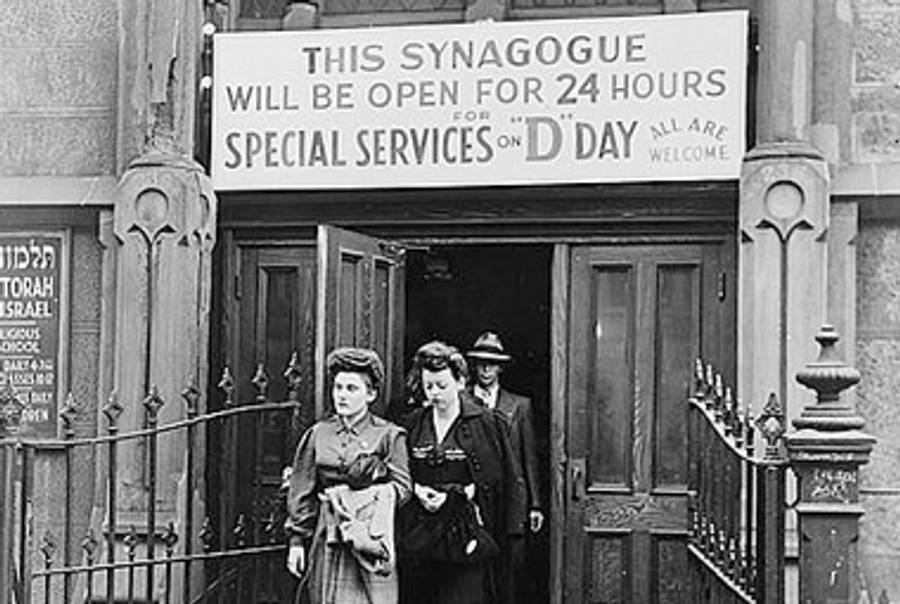 A New York synagogue holding D-Day services, June 6, 1944.(Farm Security Administration/Office of War Information Photograph Collection , Library of Congress)