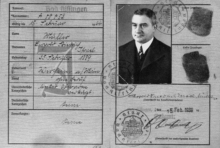 Leopold Müller’s identity card, issued in 1939.(Courtesy of the author)
