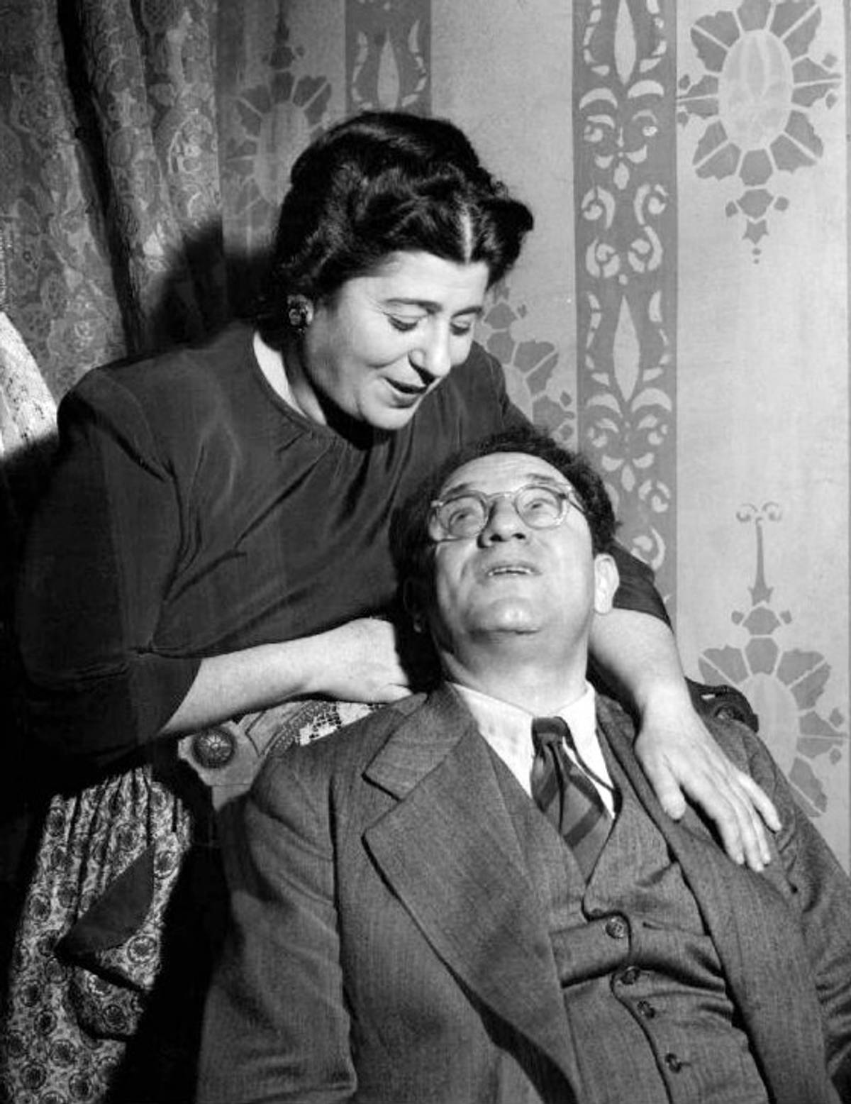 Gertrude Berg and Philip Loeb as Molly and Jake Goldberg, 1949. (Photo: Wikipedia)