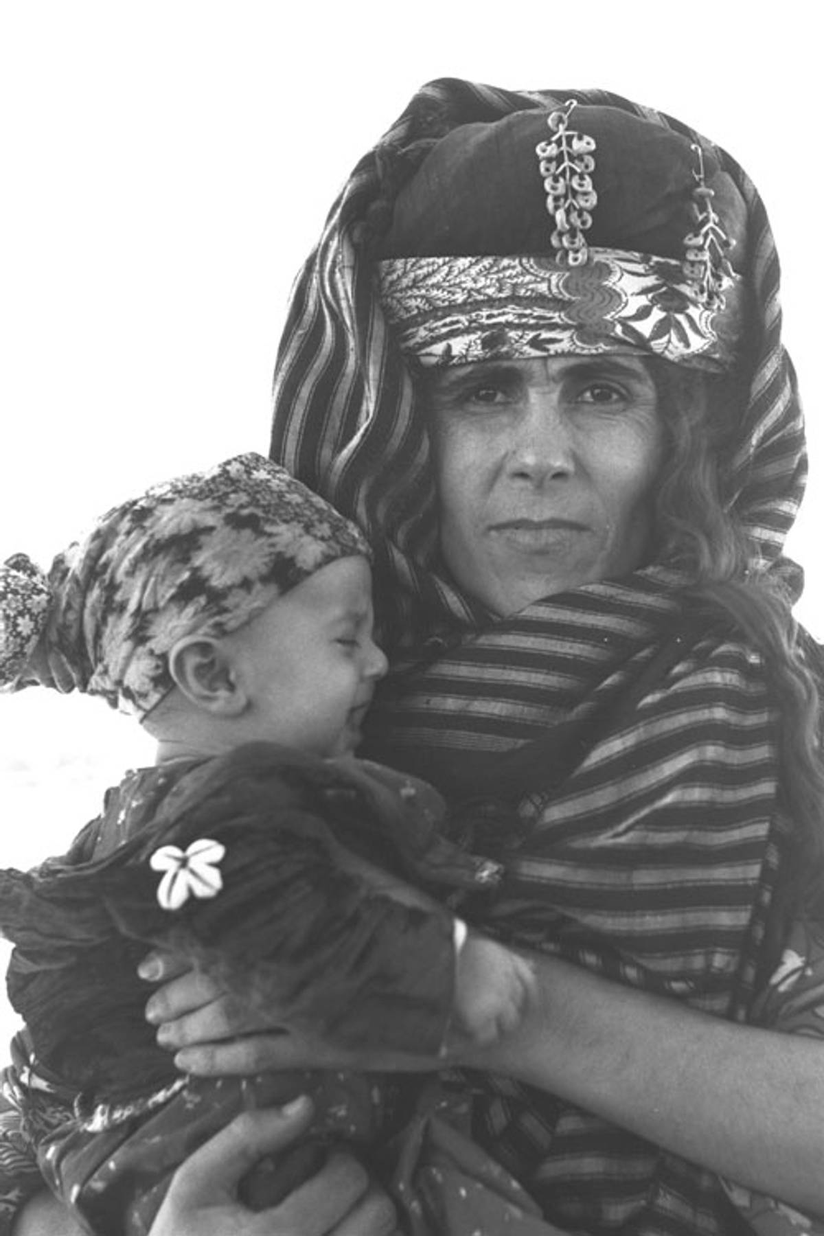 An immigrant from Kurdistan arrives in Israel with her son, 1951. (Photo: Israel Government Press Office)