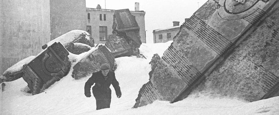 Man walking in winter in the remains of the synagogue on Wolborska Street, destroyed in 1939 by the Germans, Henryk Ross, 1940.
