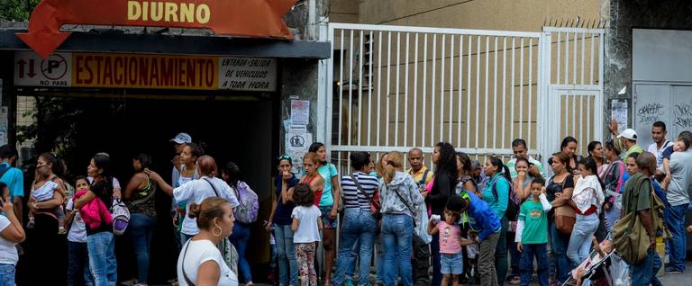 People line up to shop in clothing company EPK in Caracas on December 22, 2016. The National Superintendency of Costs and Prices intervened in the clothing company EPK to order it to immediately cut prices by more than 30 percent, under a supervised sale in the chain's 31 stores throughout the country.