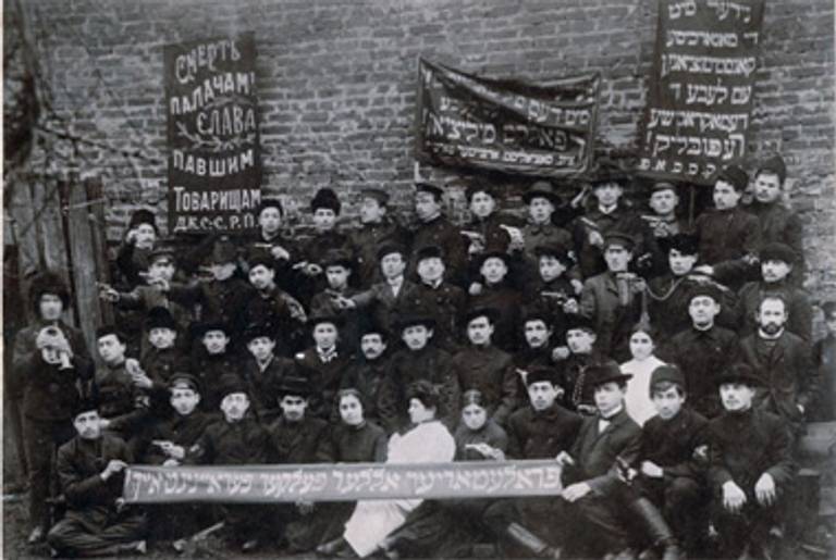 Zionist Socialist revolutionaries with pistols, Daugavpils (now in Latvia), 1905.(YIVO)
