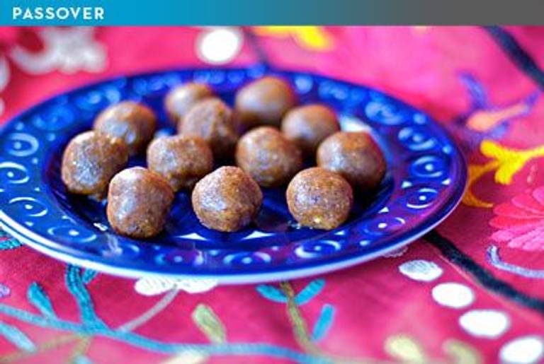 Moroccan charoset balls with dates, raisins, and nuts