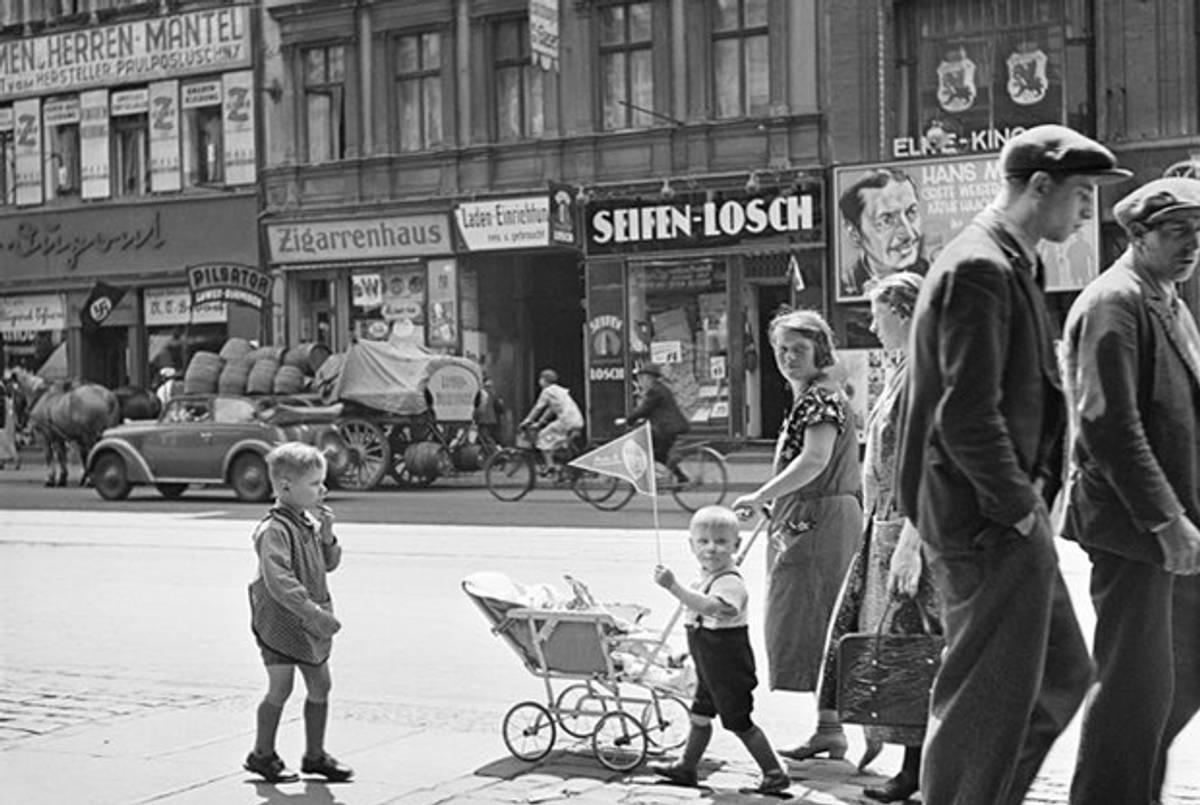 Roman Vishniac, [Street scene with swastika flag in background, Berlin], ca. 1935–36. (© Mara Vishniac Kohn. Courtesy International Center of Photography.)