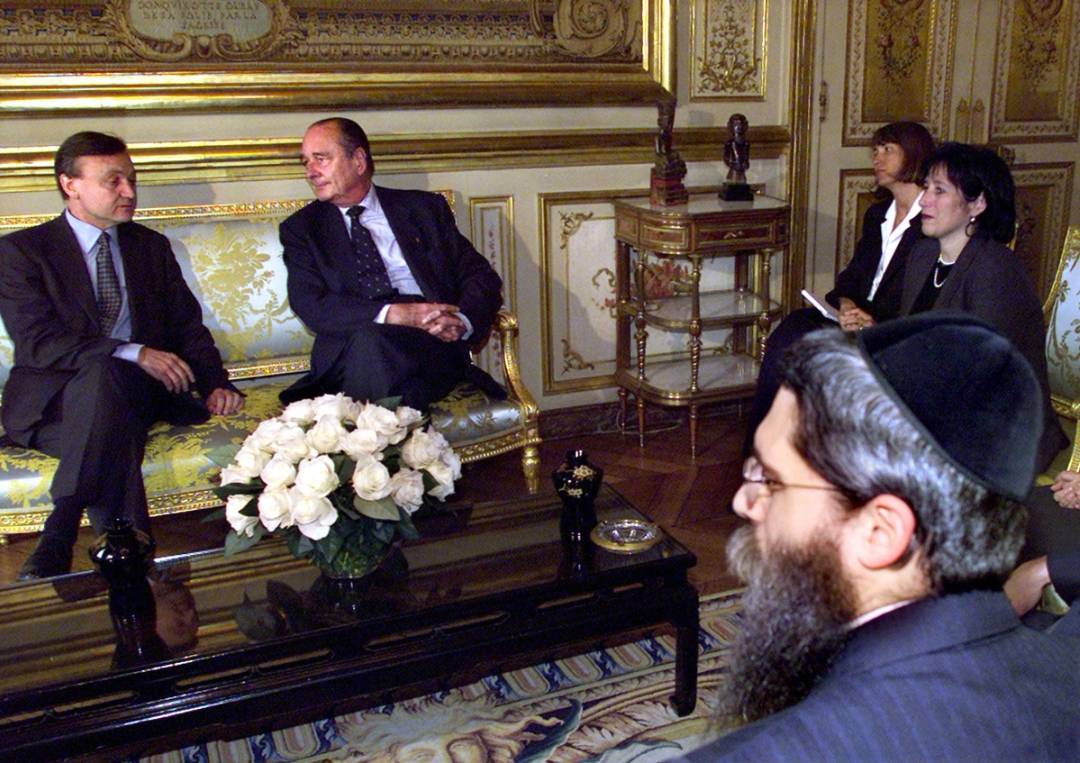 Jacques Chirac (center) talks with Henri Hajdenberg (left), then-president of CRIF and of the European Jewish Council, Élysée Palace, Paris, 2000
