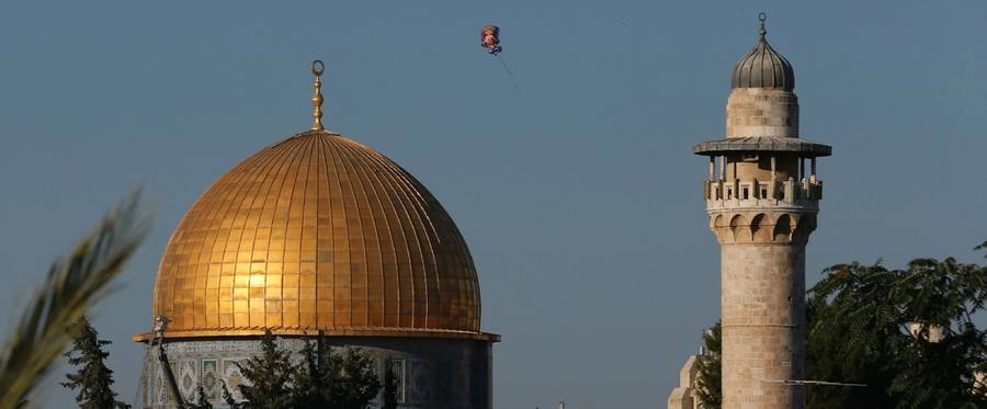 A balloon flies near the Dome of Rock at the Al-Aqsa Mosque compound in the Old City of Jerusalem, July 6, 2016. 