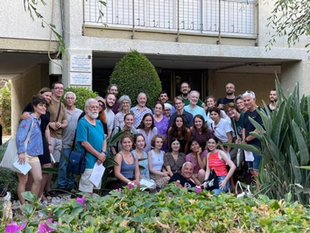 The teachers along with the advanced and some of the intermediate students of the Naomi Prawer Kadar International Yiddish Summer Program gathered in front of the former home of Avrom Sutzkever in Tel Aviv to mark his 110th birthday, July 16, 2023. The author (in checkered shirt) and Mira Sutzkever are standing in the middle.