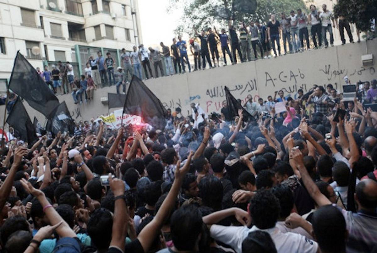 Egyptian Protestors Outside the U.S. Embassy in Cairo(EPA)