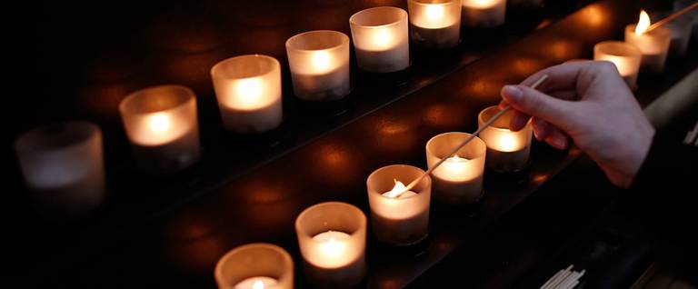 Memorial candles are lit during an International Holocaust Remembrance Day Commemoration at the United States Holocaust Memorial Museum in Washington, D.C., January 27, 2017. 