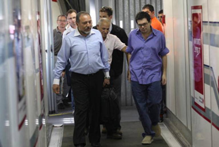 Photographer Rafram Chaddad (right) arriving at Ben Gurion airport with Israeli Foreign Minister Avigdor Lieberman, August 9, 2010.(Yossi Zamir-Pool/Getty Images)
