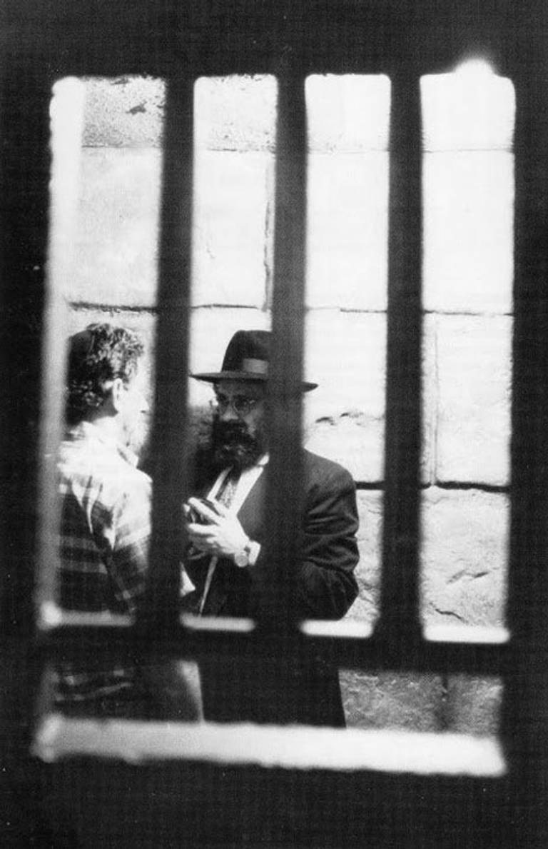 Aleph’s founder, Rabbi Sholom Lipskar, with a prison inmate, 1980s
